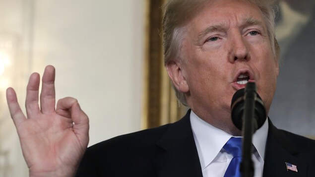 Le président Trump gesticule de la main. Le président Trump gesticule de la main.