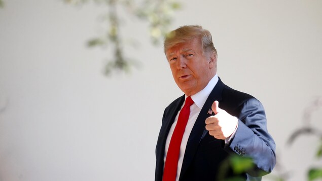 Le président Trump fait le signe du pouce en l'air.