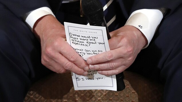 Le président Trump tient son aide-mémoire. Le président Trump tient son aide-mémoire.