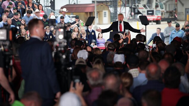 Le président Trump prend la parole devant une foule lors d'une visite à l'usine de production d'éthanol de Council Bluffs, en Iowa.