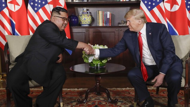 Kim Jong-un et Donald Trump se sont assis un à côté de l'autre pour une séance de photos avant d'entreprendre leurs discussions en tête à tête à l'hôtel Capella.