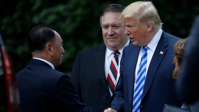 Le président américain Donald Trump (à droite) serre la main du bras droit de Kim Jong-un, Kim Yong-chol (à gauche)