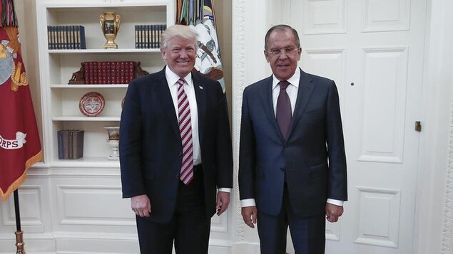 Le président américain Donald Trump et le ministre russe des Affaires étrangères, Sergueï Lavrov, dans le bureau oval de la Maison-Blanche, le 10 mai 2017.