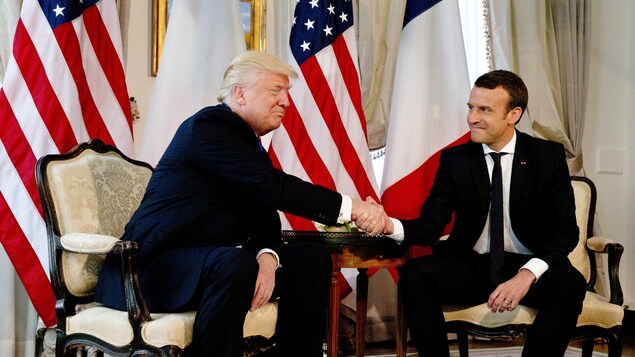 Le président américain Donald Trump (à gauche) lors de son premier tête-à-tête avec son homologue français Emmanuel Macron (à droite) Le président américain Donald Trump (à gauche) lors de son premier tête-à-tête avec son homologue français Emmanuel Macron (à droite)