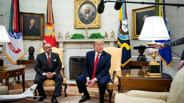 Le président Trump, assis à la Maison-Blanche aux côtés du prince héritier de Bahreïn, Khalifa ben Salmane Al Khalifa, s'adresse aux journalistes.