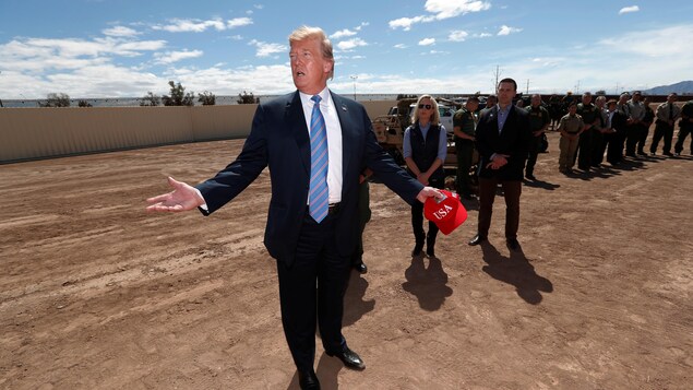 Le président américain tient mordicus à construire son mur à la frontière avec le Mexique. On le voit ici dans a ville frontalière de Calexico, en Californie, le 5 avril dernier.