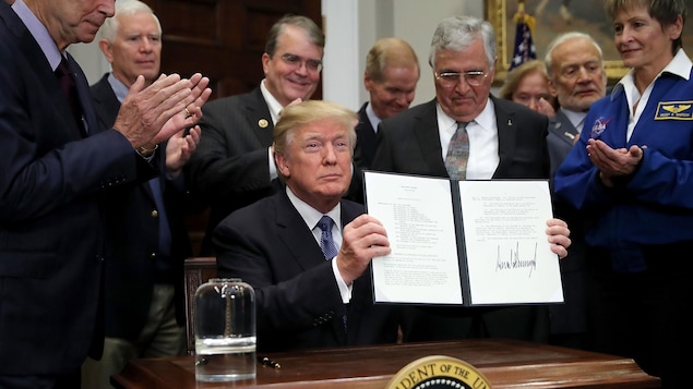 Une photo montre le président américain Donald Trump lors de la signature d'une directive demandant à la NASA de renvoyer des hommes sur la Lune. Pour les Américains, le projet Lunar Gateway est devenu prioritaire. Une photo montre le président américain Donald Trump lors de la signature d'une directive demandant à la NASA de renvoyer des hommes sur la Lune. Pour les Américains, le projet Lunar Gateway est devenu prioritaire. secteur spatial canadien don't let go canada