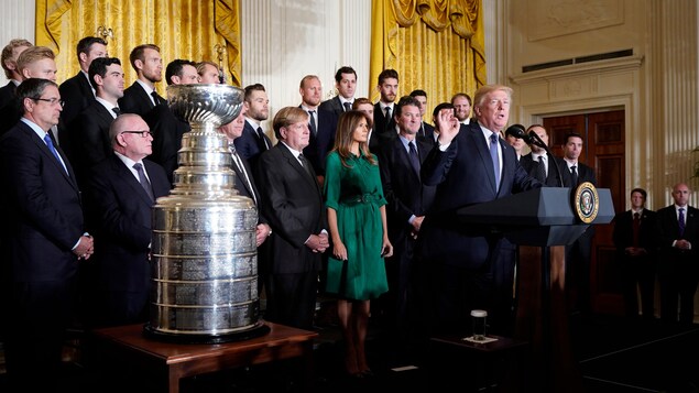 Le président des États-Unis, Donald Trump, livre un discours lors d'une cérémonie en l'honneur des Penguins de Pittsburgh à la Maison-Blanche. Le copropriétaire des Penguins, Ron Burkle, se trouve à la droite de la première dame des États-Unis, Melania Trump. Le président des États-Unis, Donald Trump, livre un discours lors d'une cérémonie en l'honneur des Penguins de Pittsburgh à la Maison-Blanche. Le copropriétaire des Penguins, Ron Burkle, se trouve à la droite de la première dame des États-Unis, Melania Trump.