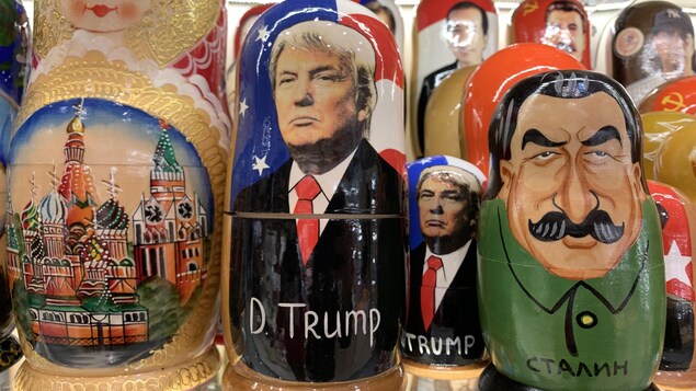 Des poupées russes de Donald Trump à côtés de celle de Staline et de la place Rouge.