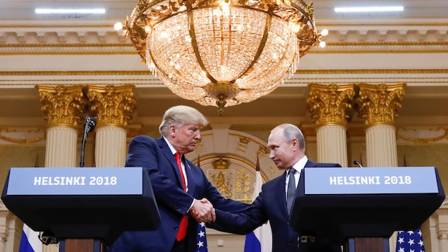 Le président américain Donald Trump et le président russe Vladimir Poutine se serrent la main lors d'une conférence de presse conjointe après leur réunion à Helsinki, Finlande, le 16 juillet 2018. 