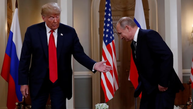 Les présidents Donald Trump et Vladimir Poutine se retrouvent au palais présidentiel d'Helsinki en Finlande. Les présidents Donald Trump et Vladimir Poutine se retrouvent au palais présidentiel d'Helsinki en Finlande.