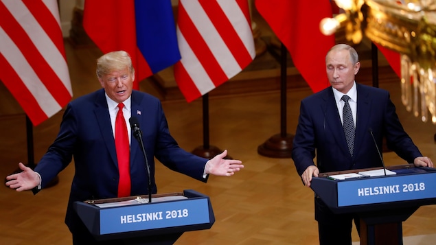 Le président Trump prend la parole alors que le président Poutine l'écoute attentivement.