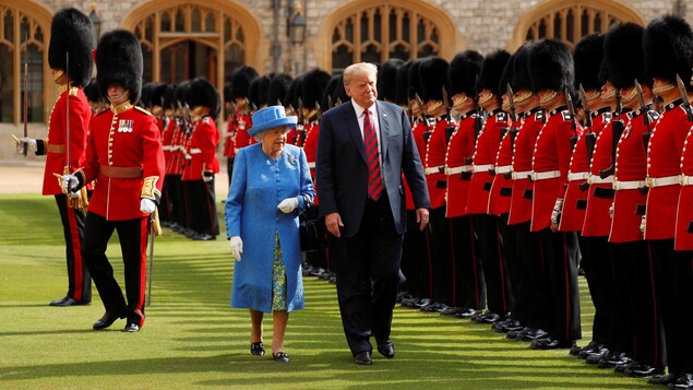 Donald Trump et la reine Élisabeth II inspectent les Coldstream Guards, un régiment d'infanterie de l'armée britannique, lors de la visite du président des États-Unis au château de Windsor. Donald Trump et la reine Élisabeth II inspectent les Coldstream Guards, un régiment d'infanterie de l'armée britannique, lors de la visite du président des États-Unis au château de Windsor.
