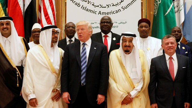 Le président Donald Trump prend la pose avec les dirigeants de Jordanie, d’Arabie saoudite, des Émirats arabes unis et du Qatar, le 21 mai dernier. Le président Donald Trump prend la pose avec les dirigeants de Jordanie, d’Arabie saoudite, des Émirats arabes unis et du Qatar, le 21 mai dernier.