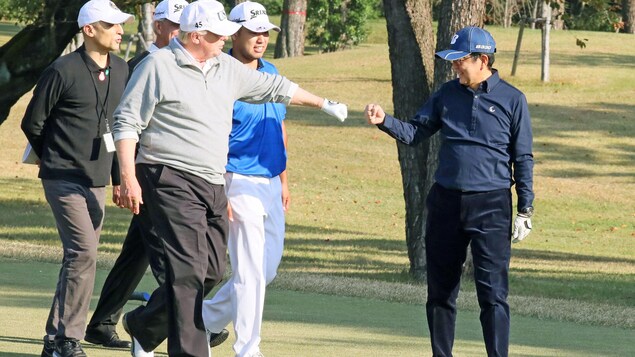 Donald Trump fait un poing à poing avec le premier ministre japonais Shinzo Abe. Donald Trump fait un poing à poing avec le premier ministre japonais Shinzo Abe.