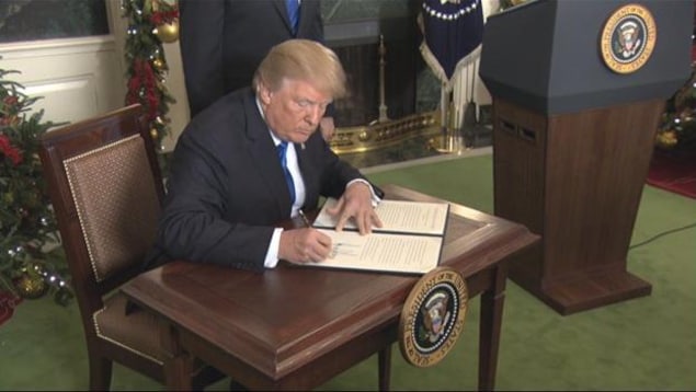 Donald Trump signe un texte. Donald Trump signe un texte.
