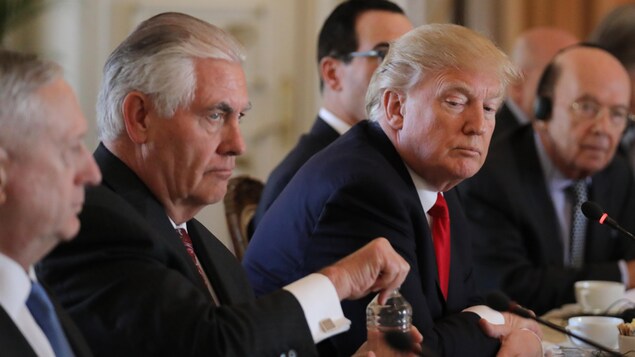 Le président Trump entouré de ses secrétaires Mattis, Tillerson et Ross lors d'une rencontre bilatérale avec son homologue chinois en Floride.