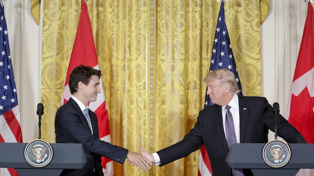 Le premier ministre du Canada, Justin Trudeau, et le président des États-Unis, Donald Trump, se serrent la main lors d'une conférence de presse conjointe à la suite de leur première rencontre officielle.