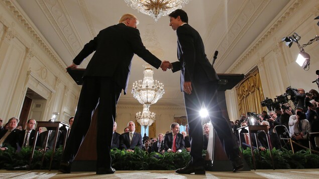 Donald Trump et Justin Trudeau se serrent la main devant les journalistes à Washington, le 13 janvier 2017.