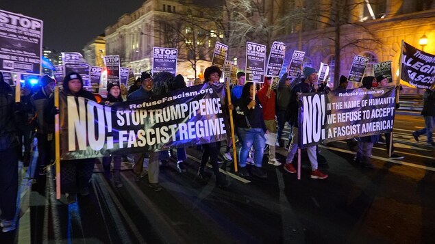 Un groupe anti-Trump manifeste contre la politique du futur président Donald Trump à Washington, la capitale américaine. Un groupe anti-Trump manifeste contre la politique du futur président Donald Trump à Washington, la capitale américaine.