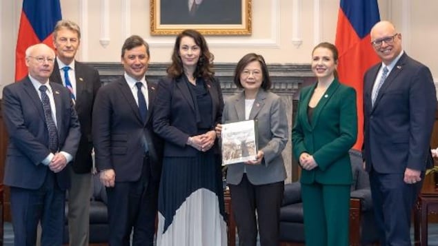 Taiwanese President Tsai Ing-wen (third from right) met with members of the Canadian
delegation, which was led by Liberal MP John McKay (second from left) and included the
Conservatives’ Shadow Minister for Foreign Affairs, Michael Chong (third from left).
PHOTO: TWITTER/IINGWEN