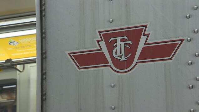 Logo de la CTT sur un train du métro de Toronto.