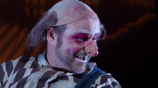 un homme déguisé en clown sourit. un homme déguisé en clown sourit.