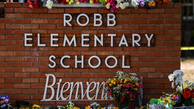 L'enseigne de l'école primaire Robb, à Uvalde au Texas, couverte de fleurs.