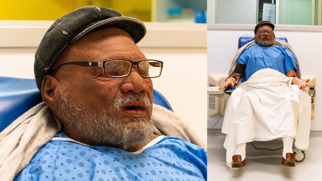 Quatre infirmières dans un corridor d'hôpital.