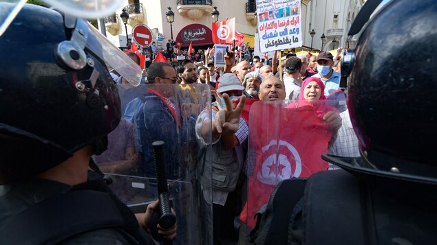 Près de 5000 personnes manifestent pour la démocratie en Tunisie