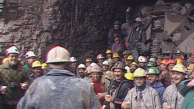 Les mineurs le jour où le creusage du tunnel a été terminé. Les mineurs le jour où le creusage du tunnel a été terminé.