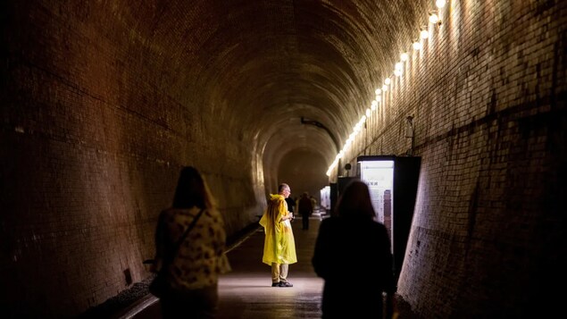 Des personnes dans un tunnel.