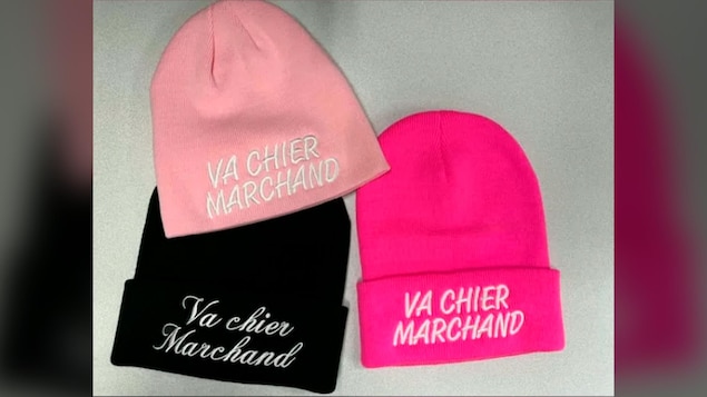 Trois tuques arborent le slogan brodé.