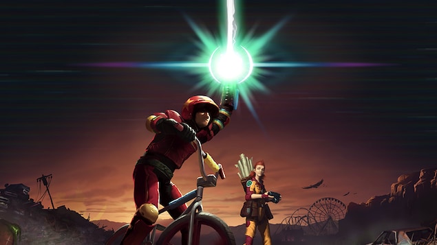 Un personnage de jeu vidéo sur un vélo tient un objet lumineux dans ses mains devant un décor post-apocalyptique. 