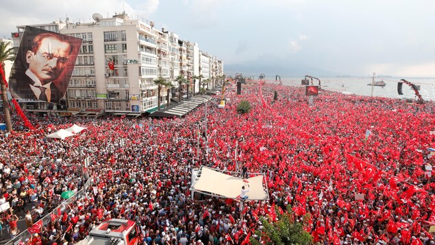Des milliers de personnes sont massées sur la côte. Des milliers de personnes sont massées sur la côte.