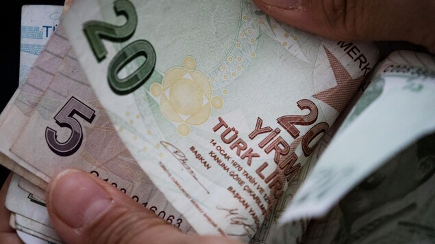 Des billets de banques turcs. Des billets de banques turcs.