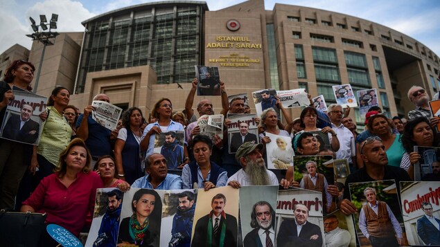 Des manifestants veulent obtenir la libération des collaborateurs du journal d'opposition « Cumhuriyet », soupçonnés d'avoir aidé des groupes terroristes. Des manifestants veulent obtenir la libération des collaborateurs du journal d'opposition « Cumhuriyet », soupçonnés d'avoir aidé des groupes terroristes.