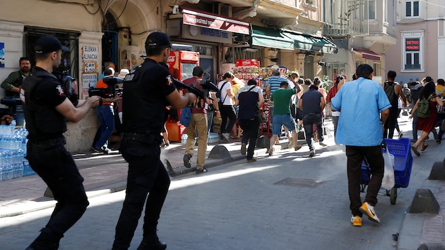 Des manifestants courent pour échapper aux tirs de balles de caoutchouc de la police turque. Des manifestants courent pour échapper aux tirs de balles de caoutchouc de la police turque.