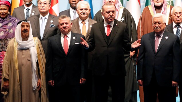 Les leaders arabes posent pour les journalistes. Les leaders arabes posent pour les journalistes.