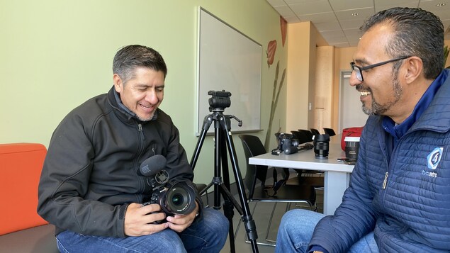 Deux hommes assis parlent et sourient. Il s'agit d'Ernesto Méndez Jaramillo et Alberto Aguilera qui produisent la série télévisée Me voy pal norte sur TV4 Guanajuato.