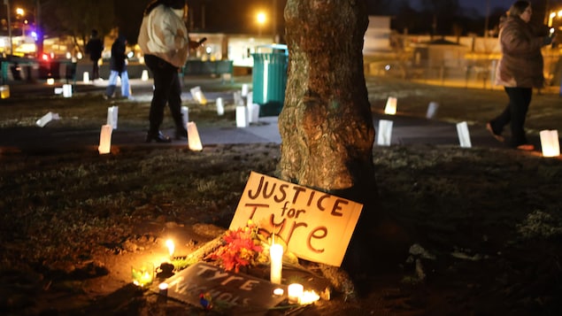 «Justice pour Tyre» peut-on lire sur une pancarte entourée de bougies à Memphis.