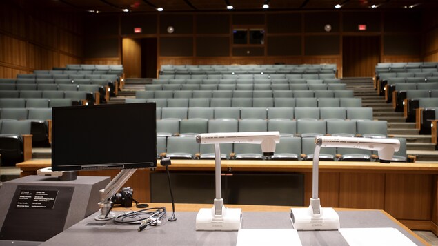 Un amphithéâtre vide.