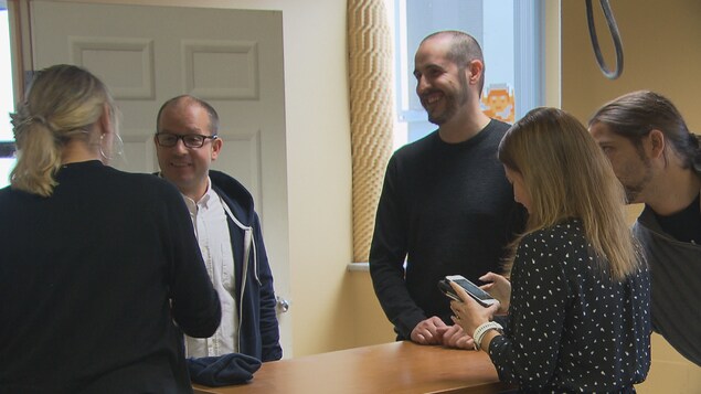 Les premiers employés d'Ubisoft à Saguenay ont rencontré la presse dans leurs locaux en construction, mercredi.
