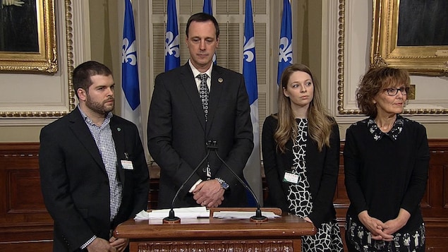 Jean-François Roberge, Lise Lavallée de la CAQ avec Simon Forest et Jessica Bérard membres de la Fédération des associations étudiantes du campus de l'Université de Montréal (FAÉCUM) en point de presse. Jean-François Roberge, Lise Lavallée de la CAQ avec Simon Forest et Jessica Bérard membres de la Fédération des associations étudiantes du campus de l'Université de Montréal (FAÉCUM) en point de presse.