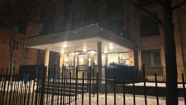 Façade de l'immeuble en briques où la victime a été abattue par la police.