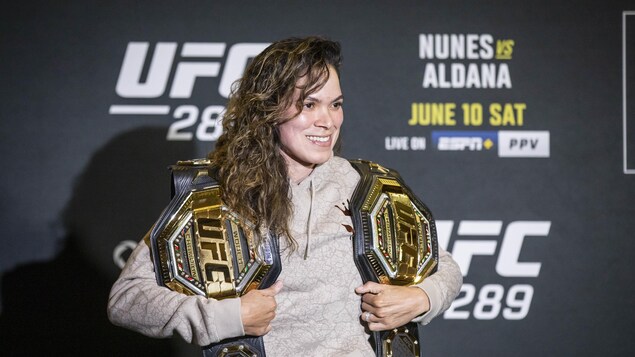 Amanda Nunes pose avec ses titres avant l'UFC 289 à Vancouver, le 7 juin 2023.