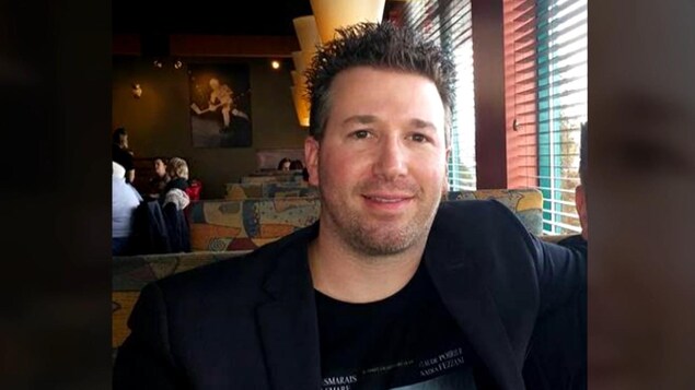 Ugo Fredette dans un restaurant.