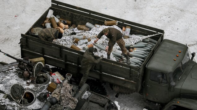 Un blindé et des armes lourdes à Avdiïvka. Un blindé et des armes lourdes à Avdiïvka.