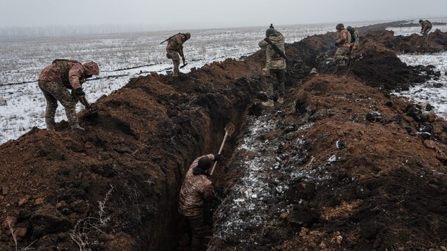 Des militaires ukrainiens creusent une tranchée près de Bakhmout, le 1er février 2023.