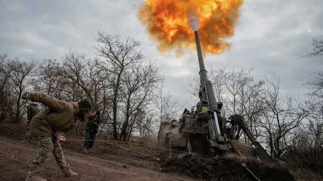 Ukrainian troops fire on Russian positions in the Kherson region on Wednesday. (Viacheslav Ratynskyi/Reuters)